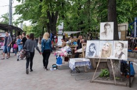 La 100 de femei din Moldova le revin 90 de bărbați